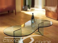 Необычной формы стол из стекла на УФ склейке